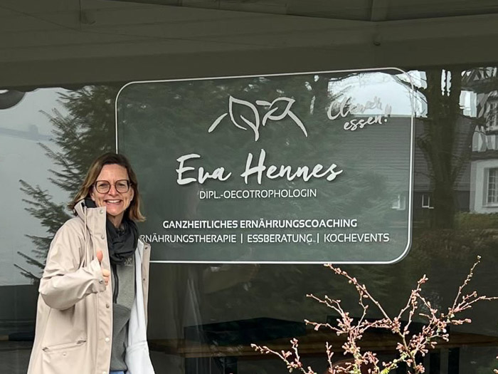 Ernährungsberaterin vor der neuen Eventküche